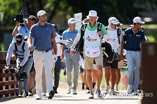 코스를 이동하는 셰플러. [게티/AFP=연합뉴스]