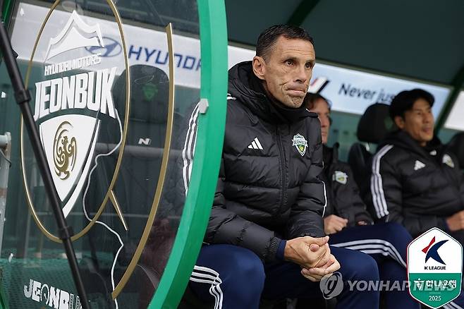 경기 시작 기다리는 포옛 감독 (서울=연합뉴스) 16일 전주월드컵경기장에서 열린 하나은행 K리그1 2025 1라운드 전북 현대와 김천 상무의 경기. 전북 거스 포옛 감독이 벤치에서 경기 시작을 기다리고 있다. 2025.2.16 [한국프로축구연맹 제공. 재판매 및 DB 금지] photo@yna.co.kr