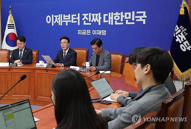 발언하는 김민석 최고위원 (서울=연합뉴스) 류영석 기자 = 더불어민주당 김민석 상임공동선거대책위원장이 4일 국회에서 열린 기자간담회에서 발언하고 있다. 2025.5.4 ondol@yna.co.kr