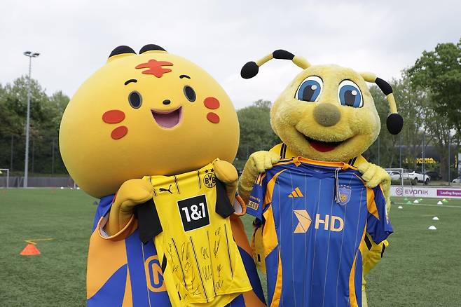 울산 마스코트 미타(왼쪽)와 도르트문트 마스코트 엠마 [울산 HD 제공. 재판매 및 DB 금지]