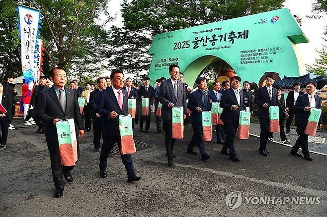 울산옹기축제 거리 퍼레이드 (울산=연합뉴스) 3∼5일 울산시 울주군 온양읍 외고산 옹기마을 일대에서 울산 대표 문화관광축제인 '2025 울산옹기축제'가 열린 가운데 개막 축하를 위한 거리 퍼레이드가 펼쳐지고 있다. 2025.5.4 [울주군 제공. 재판매 및 DB 금지] young@yna.co.kr