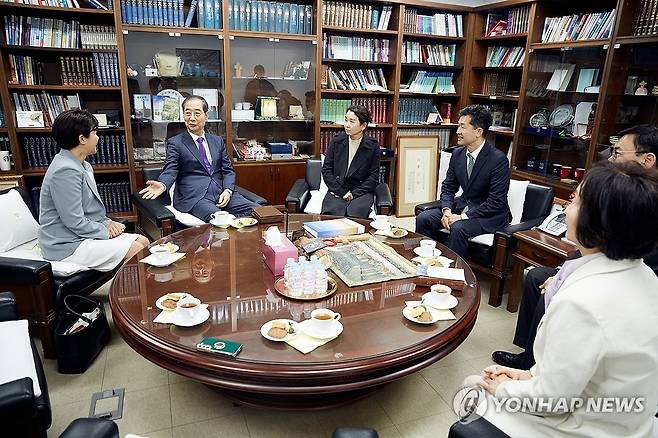 한덕수 대선 예비후보, 주일 맞이해 교회 찾아 (서울=연합뉴스) 대선 출마를 선언한 무소속 한덕수 예비후보가 일요일인 4일 예배 참석차 서울 종로구 종교교회를 찾아 전창희 담임 목사 등 교회 관계자들과 대화하고 있다. 2025.5.4 
    [한덕수 캠프 제공. 재판매 및 DB 금지] hkmpooh@yna.co.kr