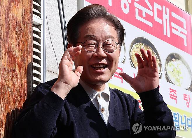 영월 장터에서 발언하는 이재명 후보 (영월=연합뉴스) 김주성 기자 = 더불어민주당 이재명 대선 후보가 '골목골목 경청투어' : 단양8경편'에 나선 4일 강원도 영월군 영월서부시장에서 지지를 호소하고 있다. 2025.5.4 utzza@yna.co.kr