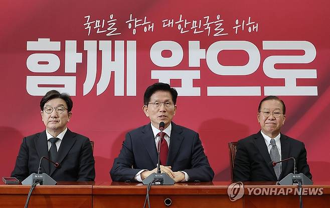 국민의힘 선대위 회의 참석한 김문수 대선 후보 (서울=연합뉴스) 류영석 기자 = 국민의힘 김문수 대선 후보가 4일 국회에서 열린 당 선거대책위원회 회의에서 발언하고 있다. 2025.5.4 ondol@yna.co.kr