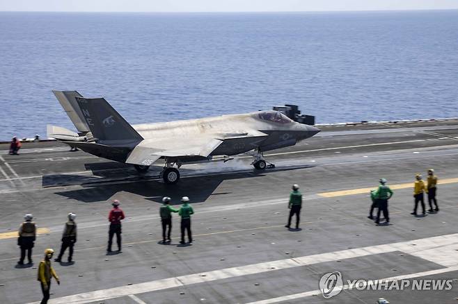 미 항모 USS 칼빈에서 출격하는 F-35C [미 해군/AP=연합뉴스 자료사진]