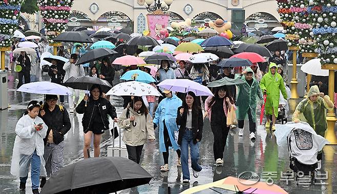 궂은 날씨에도 불구하고 즐거운 어린이날을 보내기 위해 에버랜드를 찾은 방문객들이 저마다 우산과 우비를 입고 입장하고 있다. 중부포토DB