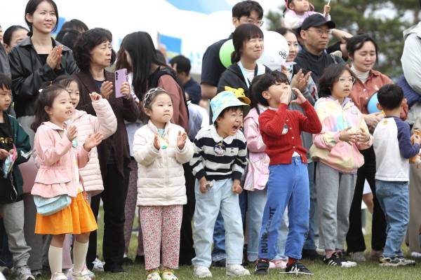 '2025 경상북도 어린이날 큰잔치'가 5일 오전 경북도청 새마을 광장에서 펼쳐진 가운데 어린이들이 환호성을 지르며 공연을 즐기고 있다. 정훈진 기자 jhj131@kyongbuk.com