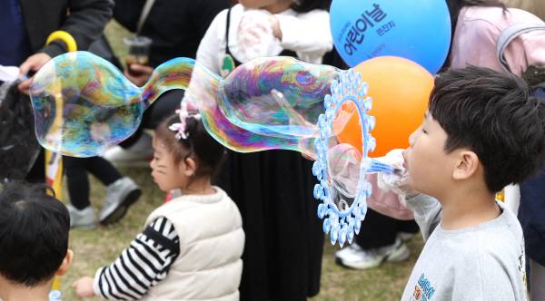 '2025 경상북도 어린이날 큰잔치'가 5일 오전 경북도청 새마을 광장에서 펼쳐진 가운데 어린이와 부모들이 버블놀이를 즐기고 있다. 정훈진 기자 jhj131@kyongbuk.com