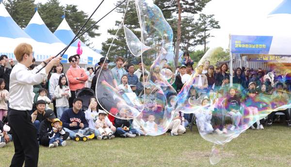 '2025 경상북도 어린이날 큰잔치'가 5일 오전 경북도청 새마을 광장에서 펼쳐진 가운데 어린이와 부모들이 버블매직쇼를 관람하고 있다. 정훈진 기자 jhj131@kyongbuk.com