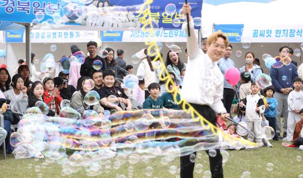 '2025 경상북도 어린이날 큰잔치'가 5일 오전 경북도청 새마을 광장에서 펼쳐진 가운데 어린이와 부모들이 버블매직쇼를 관람하고 있다. 정훈진 기자 jhj131@kyongbuk.com