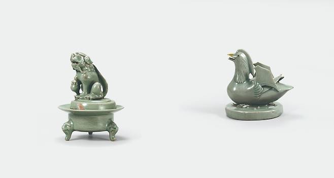 고려 12세기 국보 청자 사자 모양 향로(왼쪽)와 청자 원앙 모양 향로 뚜껑.