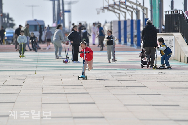 제주시 탑동광장을 찾은 아이들이 자전거와 킥보드를 타며 즐거운 시간을 보내고 있다.&nbsp;고봉수 기자