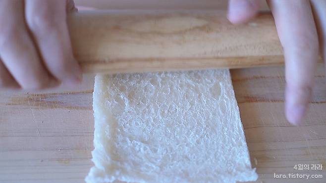 식빵을 밀대로 미는 장면