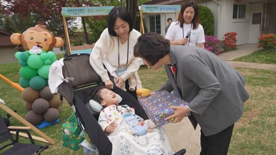 故 유재국 경위의 아들 이현 군(가운데)과 아내 이꽃님 씨(위) 국가보훈부 제공