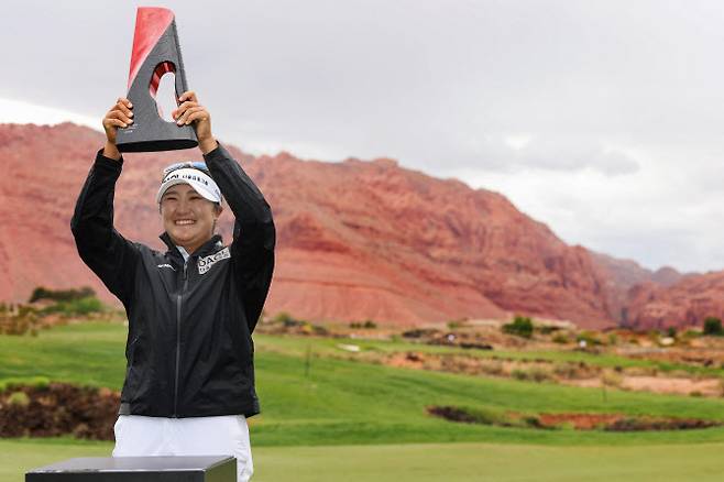 유해란이 우승트로피를 들어 올리며 환하게 웃고 있다. (사진=AFPBBNews)