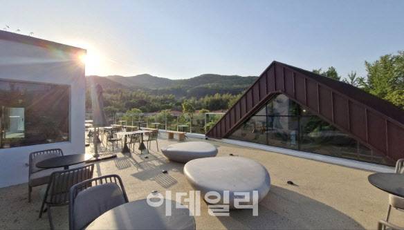 양산통도사점 본관 2층 테라스 전경 (사진=스타벅스)