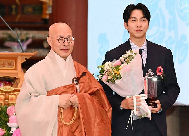 가수 이승기가 5일 서울 종로구 조계사에서 열린 불기 2569년 부처님오신날 봉축법요식에서 조계종 총무원장 진우스님으로부터 ‘2025 불자대상’을 수상한 뒤 기념촬영을 하고 있다. (사진=연합뉴스)