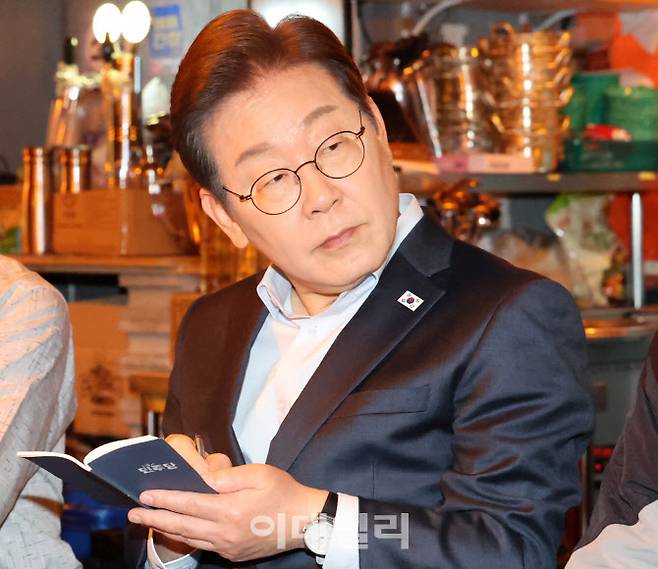 이재명 더불어민주당 대선 후보가 지난 1일 서울 종로구의 한 음식점에서 열린 비전형 노동자 간담회에 참석해 메모를 하고 있다. (사진=이데일리 노진환 기자)