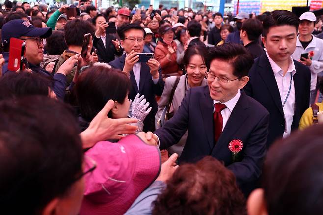 김문수 국민의힘 대선 후보가 5일 서울 종로구 조계사에서 열린 불기 2569년 부처님오신날 봉축법요식을 마친 후 시민들과 악수를 나누고 있다. (사진=연합뉴스)