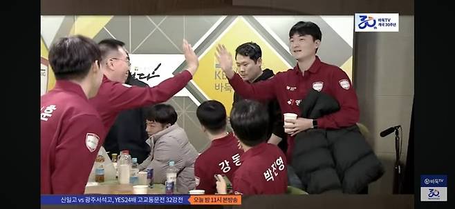 우승을 확정 지은 영림프라임창호 선수들이 손을 마주치며 기뻐하고 있다.(사진 바둑TV 캡처)