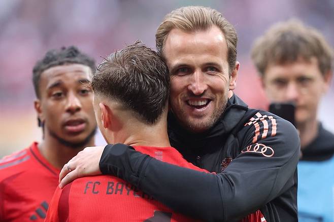 3일 RB 라이프치히와 경기를 마친 뒤 팀 동료인 조슈아 키미히와 포옹하는 바이에른 뮌헨의 해리 케인