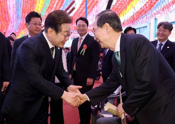 이재명 더불어민주당 대선 후보(왼쪽)와 한덕수 무소속 대선 예비후보가 오늘(5일) 서울 종로구 조계사에서 열린 불기 2569년 부처님오신날 봉축법요식에서 인사하고 있다. 〈사진=연합뉴스〉