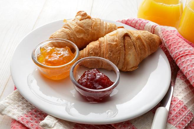 당분이 많은 크로아상 등의 페이스트리와 과일주스는 아침식사로 적당하지 않은 식품으로 꼽힌다. [사진=게티이미지뱅크]