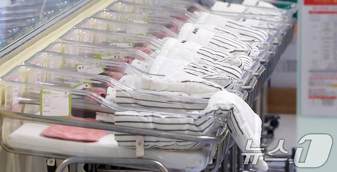 26일 한 인천의 한 병원 신생아실에 신생아들이 누워 있다. 2025.2.26/뉴스1 ⓒ News1 김진환 기자