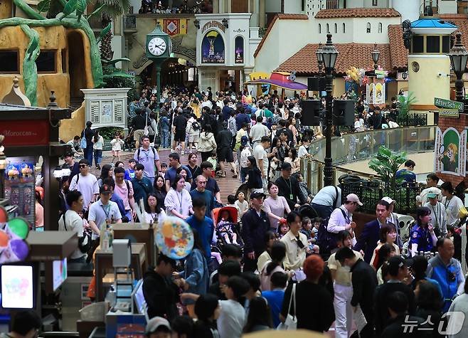 6일 국내 대표 실내 놀이공원인 서울 송파구 잠실 롯데월드 어드벤처에서 가족 단위 방문객들이 즐거운 시간을 보내고 있다. 2024.5.6/뉴스1 ⓒ News1 박정호 기자