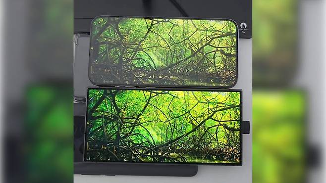 IT 팁스터 아이스유니버스(@iceuniverse)가 실험한 아이폰15와 갤럭시S24 울트라의 반사방지 성능 비교 (X 갈무리) /뉴스1