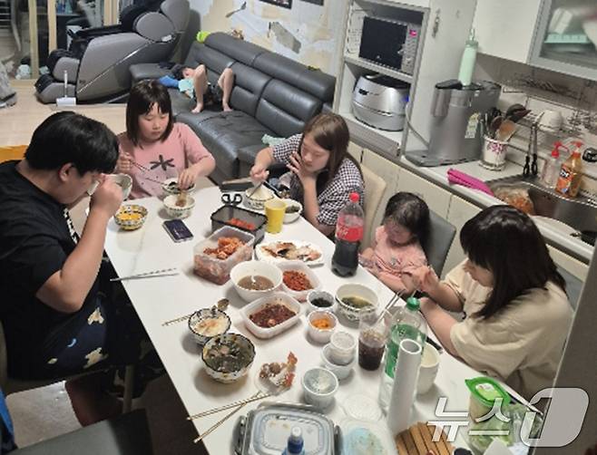 장흥에 거주하는 박제정·김혜숙 씨네 부부가 집에서 식사하고 있는 모습.(본인 제공. 재판매 및 DB 금지) 2025.5.2/뉴스1