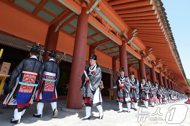 4일 오후 서울 종로구 종묘에서 봉행된 '종묘대제'에서 제관들이 정전에 들어서고 있다. 2025.5.4/뉴스1 ⓒ News1 민경석 기자
