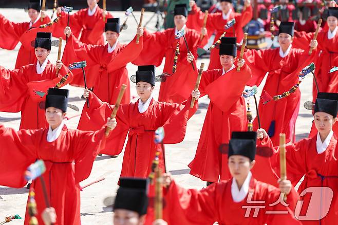 4일 오후 서울 종로구 종묘 정전에서 봉행된 '종묘대제'에서 무용수들이 종묘제례악에 맞춰 일무를 펼치고 있다. 2025.5.4/뉴스1 ⓒ News1 민경석 기자