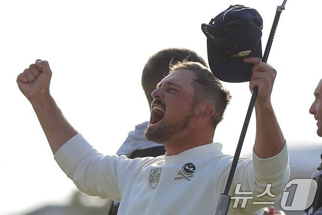 4일 인천 연수구 잭니클라우스 골프클럽에서 열린 LIV골프 코리아 파이널라운드에서 우승을 차지한 브라이슨 디섐보가 환호하고 있다. 2025.5.4/뉴스1 ⓒ News1 박정호 기자