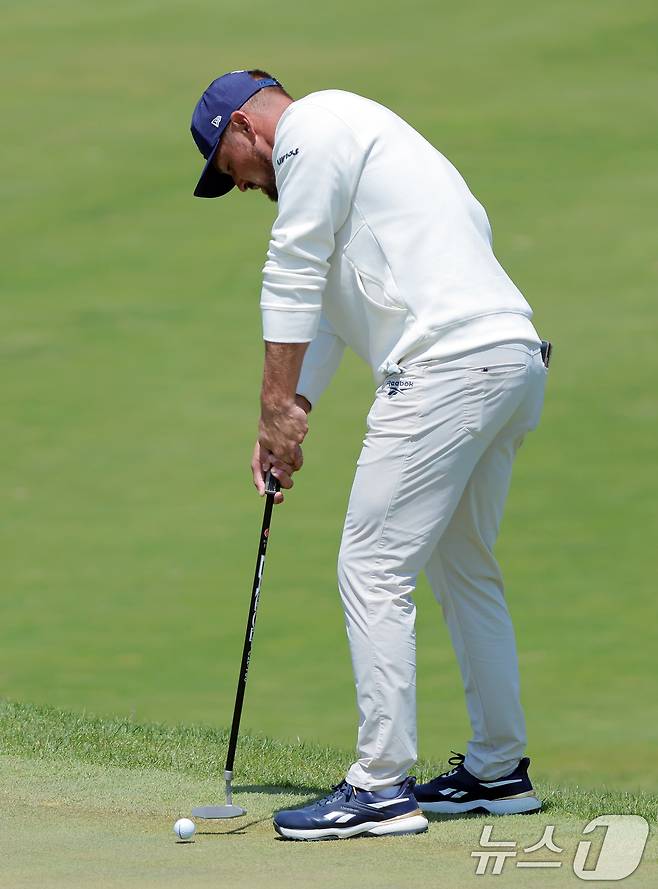 브라이슨 디섐보가 4일 인천 연수구 잭니클라우스 골프클럽에서 열린 LIV골프 코리아 파이널라운드 1번홀에서 퍼팅을 하고 있다. 2025.5.4/뉴스1 ⓒ News1 박정호 기자