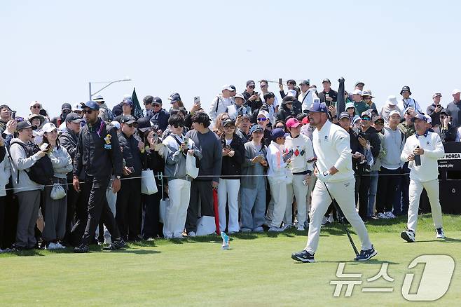 브라이슨 디섐보가 4일 인천 연수구 잭니클라우스 골프클럽에서 열린 LIV골프 코리아 파이널라운드 2번홀에서 티샷 후 이동하고 있다. 2025.5.4/뉴스1 ⓒ News1 박정호 기자