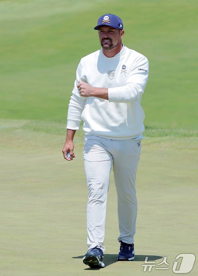 브라이슨 디섐보가 4일 인천 연수구 잭니클라우스 골프클럽에서 열린 LIV골프 코리아 파이널라운드 1번홀에서 홀아웃하고 있다. 2025.5.4/뉴스1 ⓒ News1 박정호 기자