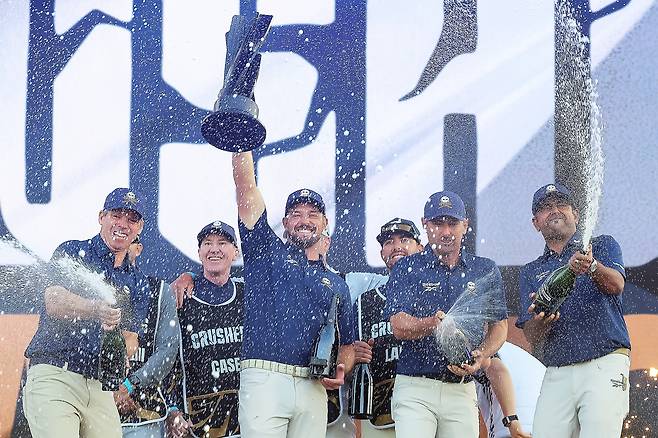 4일 인천 연수구 잭니클라우스 골프클럽에서 열린 LIV골프 코리아 파이널라운드에서 팀우승을 차지한 크러셔스 GC의 폴 케이시, 브라이슨 디섐보, 찰스 하웰 3세, 아니르반 라히리가 포디움에 올라 샴페인을 터트리고 있다. 2025.5.4/뉴스1 ⓒ News1 박정호 기자