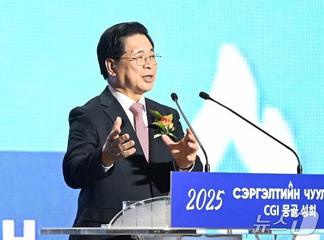 여의도순복음교회 이영훈 담임목사가 몽골 울란바토르 대성회에서 설교하고 있다. (제공=여의도순복음교회)