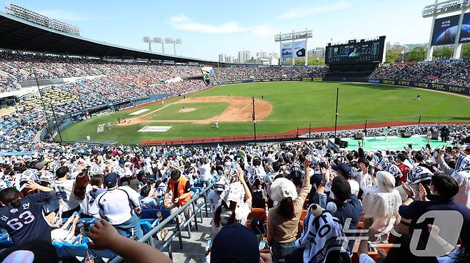 프로야구 경기를 관람 중인 야구팬들. 2025.4.20/뉴스1 ⓒ News1 김명섭 기자