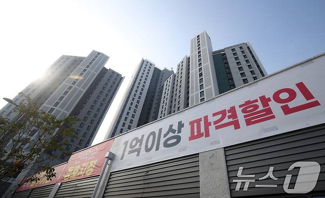 대구 서구 내당동 반고개역 푸르지오 아파트에 '1억 이상 파격 할인' 현수막이 걸려 있다. 뉴스1 ⓒ News1 공정식 기자