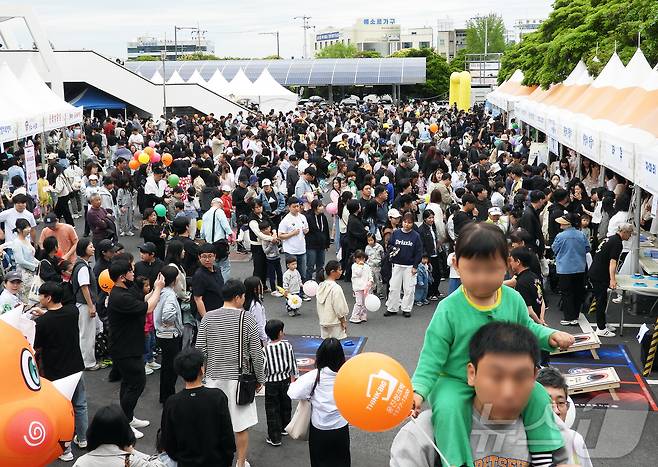 어린이 날인 5일 오전 어린이 날 대축제 '어린이 웃음꽃이 피었습니다' 행사장인 제주시 한라체육관이 가족 단위 방문객들로 북적이고 있다. 2025.5.5/뉴스1 ⓒ News1 오미란 기자