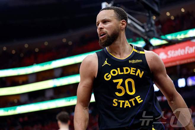 스테픈 커리가 골든스테이트 워리어스의 2024-25 NBA 플레이오프 2라운드 진출을 이끌었다. ⓒ AFP=뉴스1