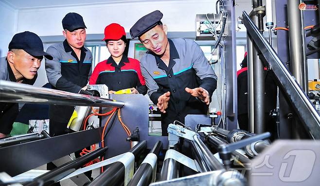 (평양 노동신문=뉴스1) = 북한 노동당 기관지 노동신문은 5일 평양시인쇄공장에서 대중의 생산열의를 북돋아주고 있는 당세포비서를 조명했다. [국내에서만 사용가능. 재배포 금지. DB 금지. For Use Only in the Republic of Korea. Redistribution Prohibited] rodongphoto@news1.kr