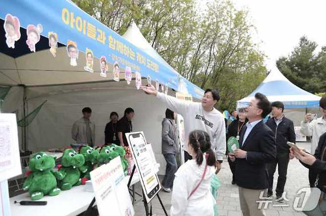 육동한 춘천시장이 5일 호반체육관에서 열린 '어린이 대축제' 행사장을 둘러보고 있다.(춘천시 제공, 재판매 및 DB금지)