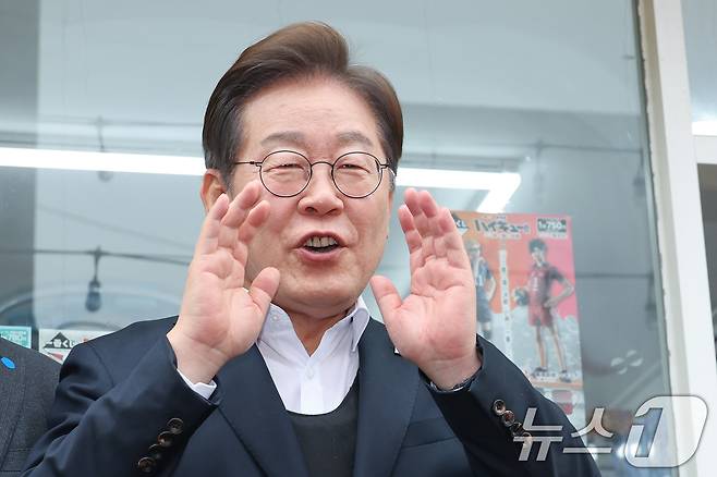 이재명 더불어민주당 대통령 후보가 2차 골목골목 경청투어에 나선 5일 오후 경기 양평군 양평시장에서 즉흥 연설하고 있다. 2025.5.5/뉴스1 ⓒ News1 안은나 기자