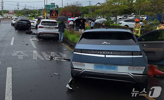 5일 오후 2시14분쯤 서귀포시 안덕면 서광리에 있는 한 관광지 진입로에서 차량 5대가 잇따라 부딪히는 사고가 발생했다.(제주도 소방안전본부 제공, 재판매 및 DB 금지)