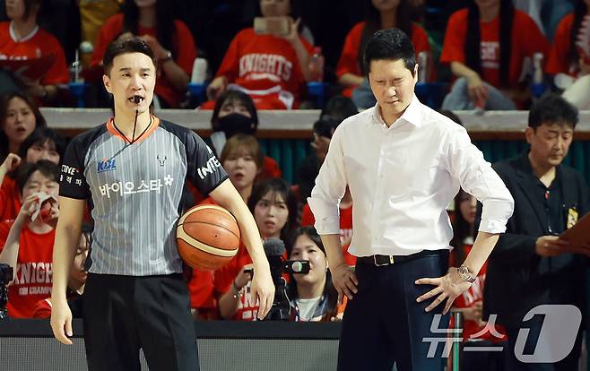 어린이날인 5일 서울 송파구 잠실학생체육관에서 열린 '2024-25 KCC 프로농구 챔피언결정전 1차전' 서울 SK 나이츠와 창원 LG 세이커스의 경기, 4쿼터 서울 SK 전희철 감독이 심판 판정에 아쉬워하고 있다. 2025.5.5/뉴스1 ⓒ News1 김진환 기자