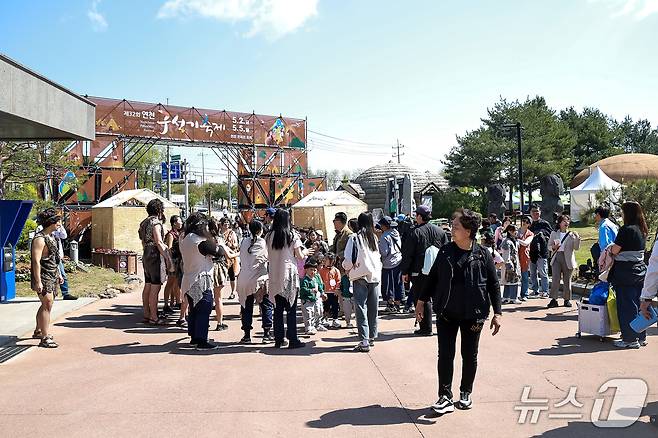 연천 구석기축제 행사장에 많은 가족단위 나들이객들이 모여 입장을 기다리고 있다. (연천군 제공, 재판매 및 DB금지)