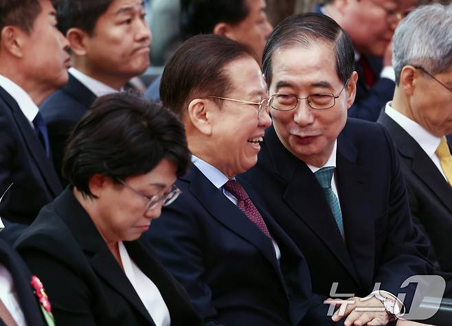 한덕수 무소속 대통령 선거 예비후보가 5일 오전 서울 종로구 조계사에서 열린 불기 2569년 부처님오신날 봉축법요식에 참석해 권영세국민의힘 비상대책위원장과 대화하고 있다. 2025.5.5/뉴스1 ⓒ News1 김민지 기자